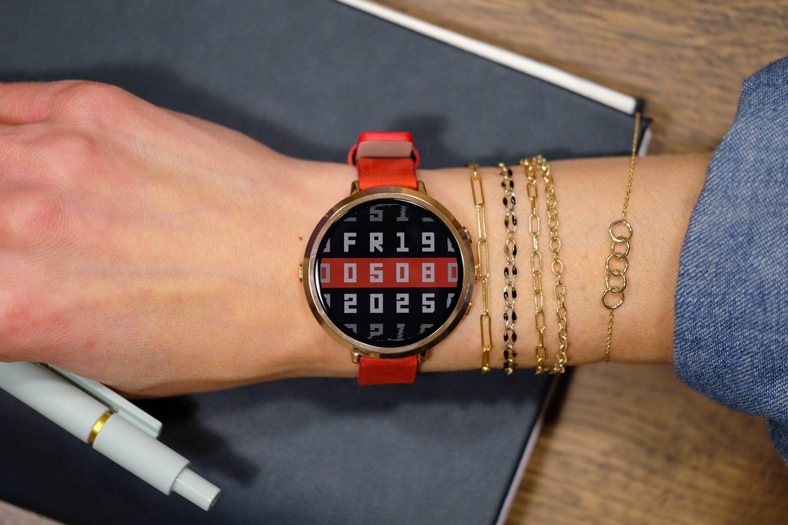 Pebble Reintroduces Elegant Round Smartwatch, Prioritizing Simplicity and Endurance