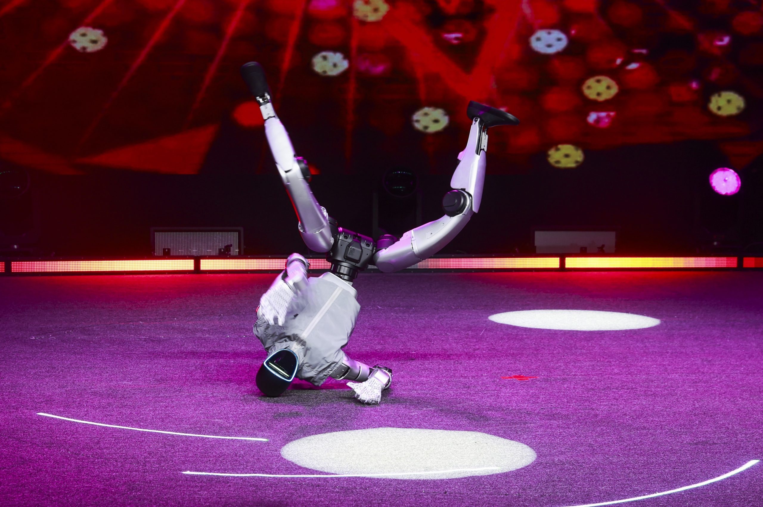 Automaton’s Unscripted Performance Sparks Safety Debate in California Eatery