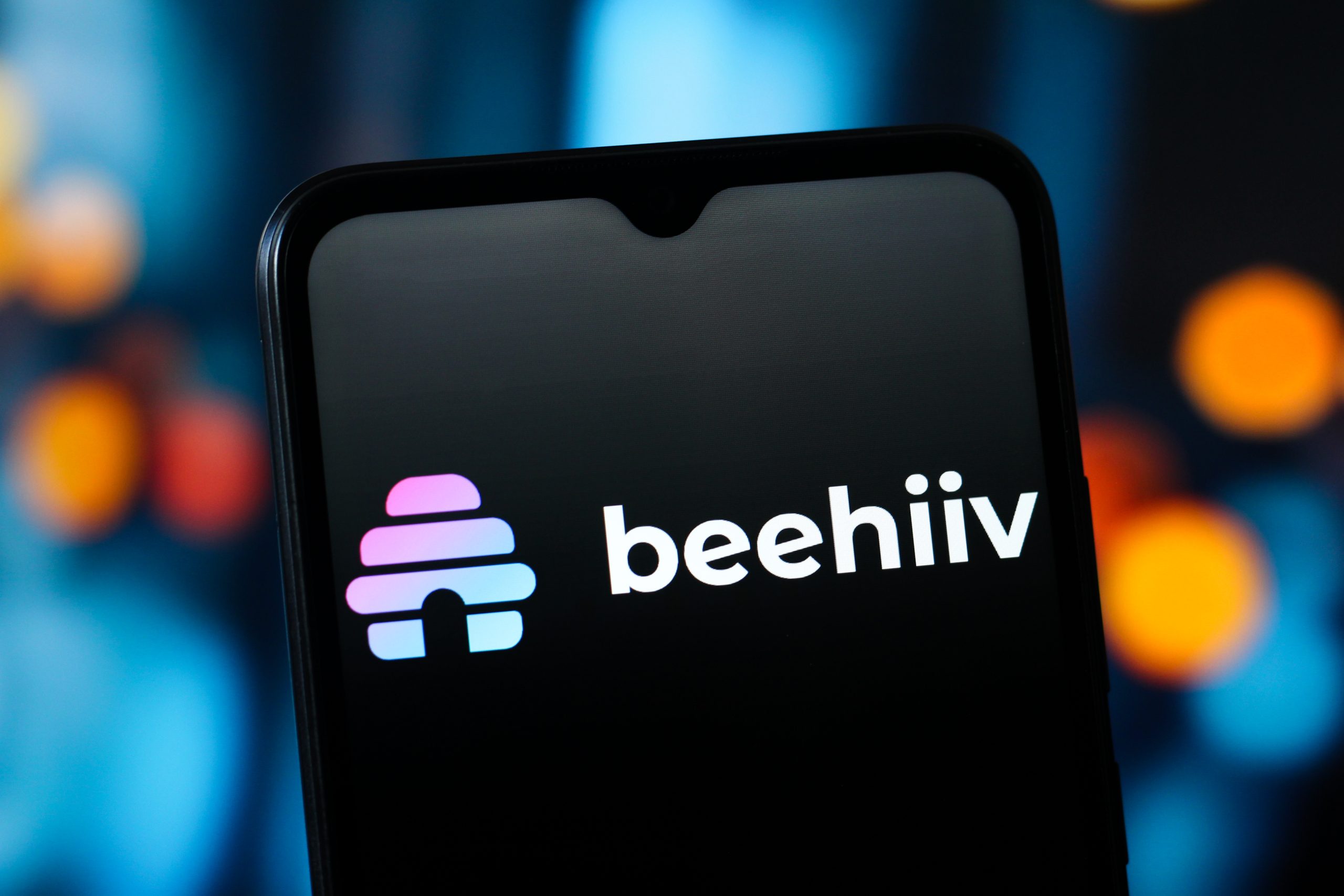 Consolidating the Creator Economy: Beehiiv Ventures into Podcasting with Zero-Fee Model