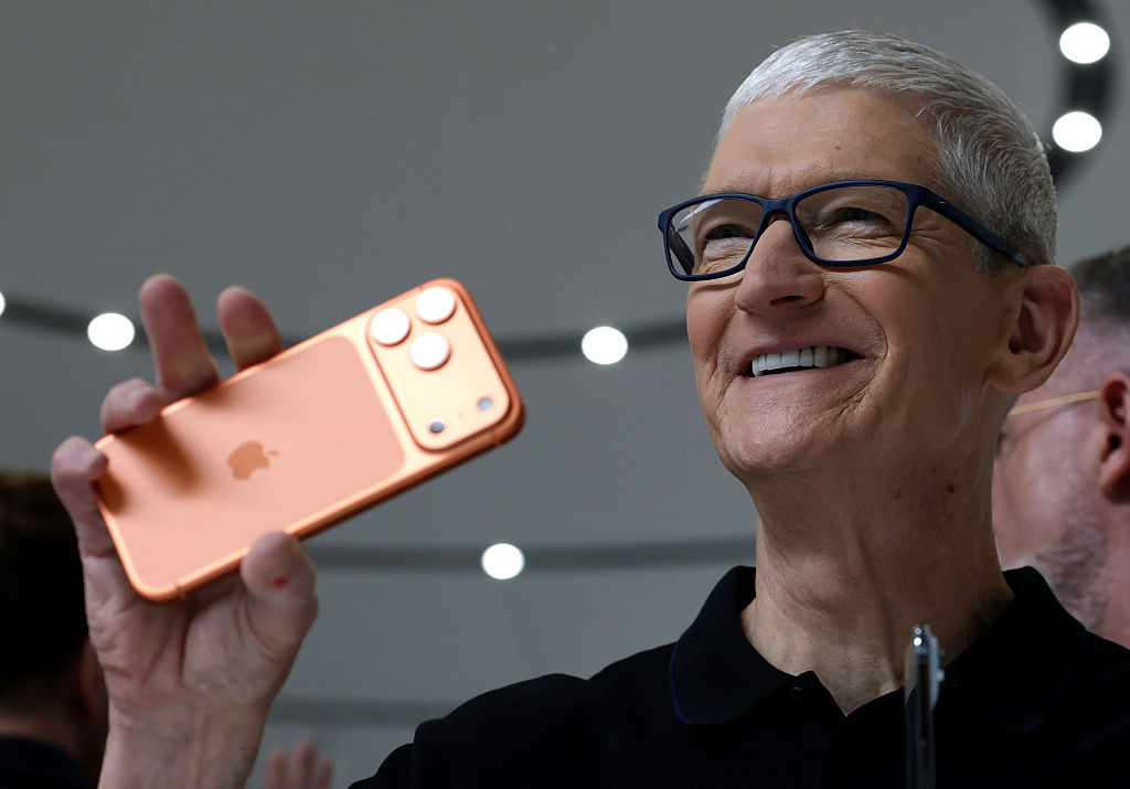 Apple Navigates Leadership Transition Amidst Record Earnings and Mounting Semiconductor Supply Challenges