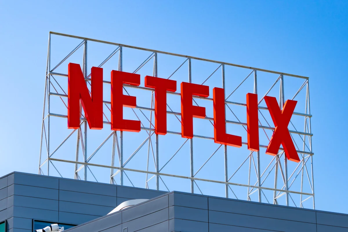 The Streaming Paradox: How Netflix’s Binge Model Confronts a Fragmented Attention Economy